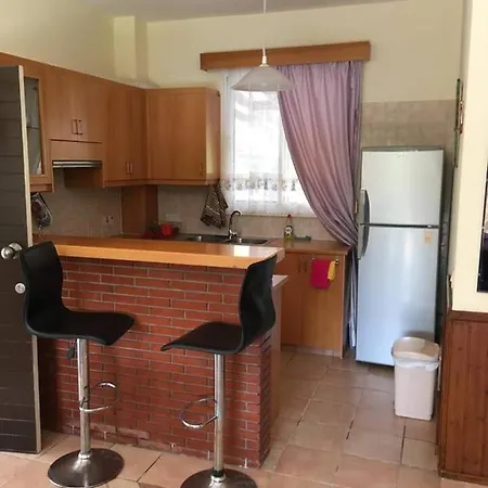 Semesterbostad Cozy Flat Away From A Tourist Crowd Larnaca